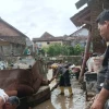 Polsek Talang Padang Bantu Evakuasi Rumah Warga yang Terkena Banjir