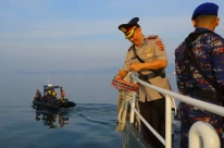 Menyambut Hari Bhayangkara Ke 78, Polda Lampung Tabur Bunga Di Laut